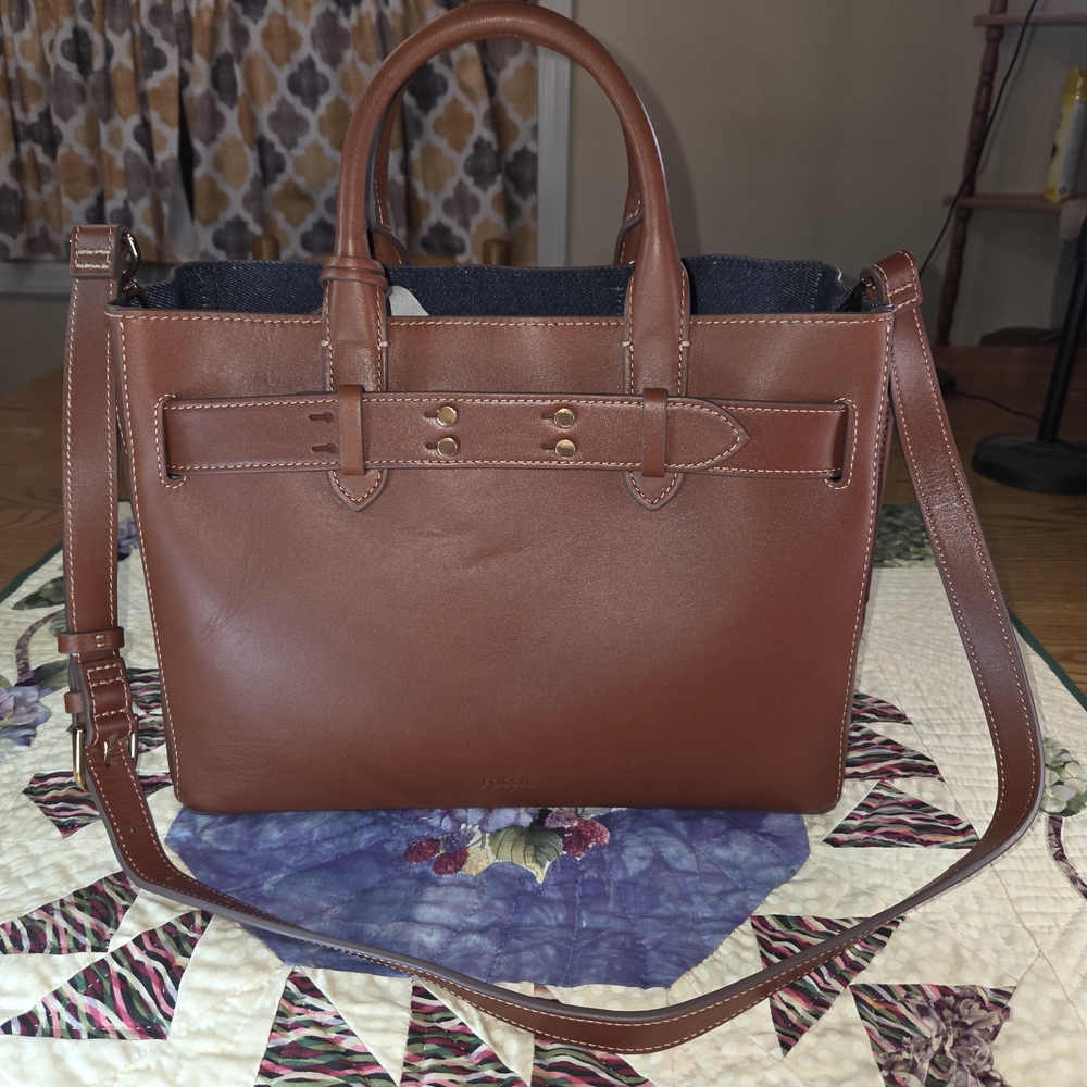 NWT, Fossil Brown Gilmore Carryall Leather Hand Bag. (Sm.crease)